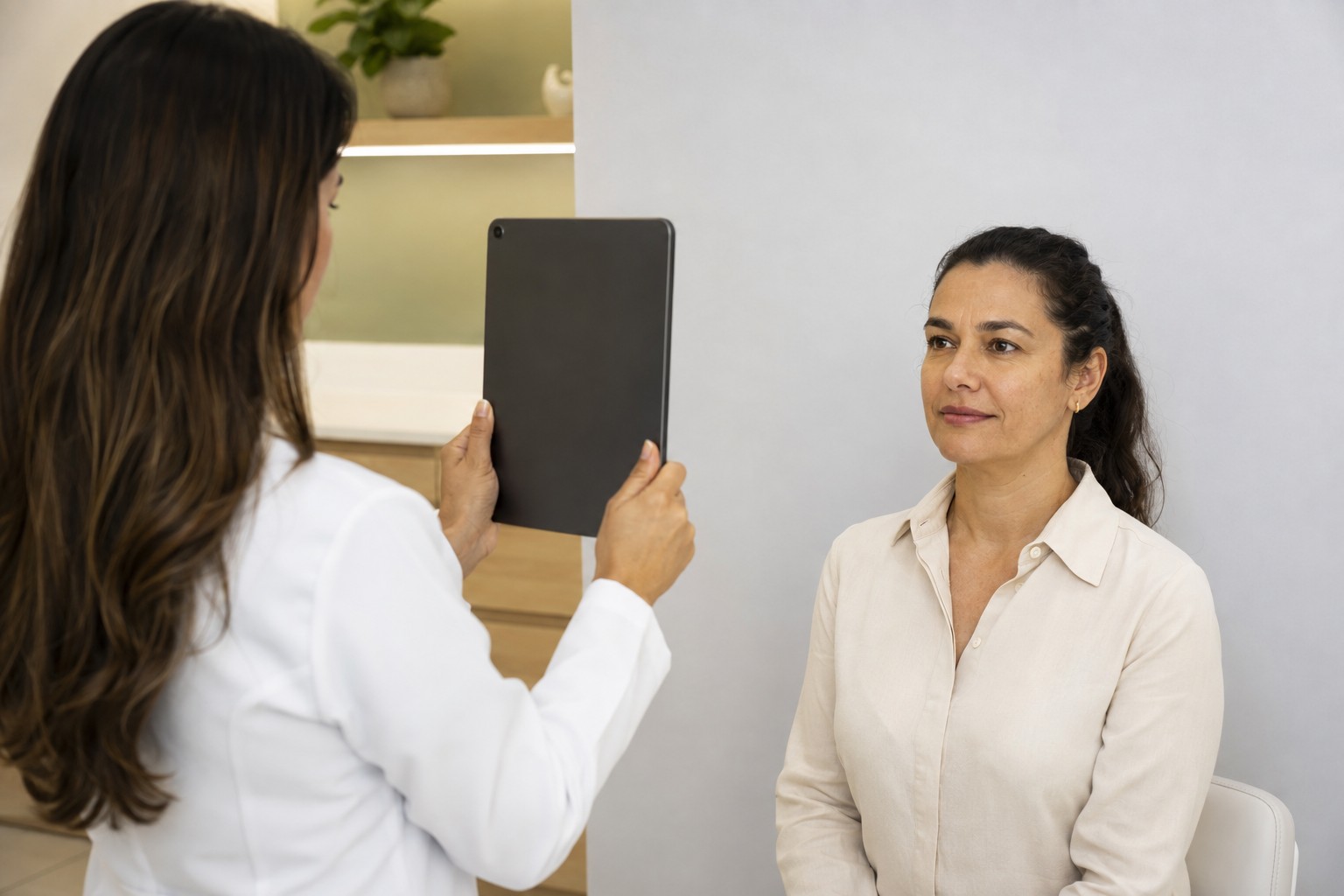 Profissional com tablet em ambiente clínico