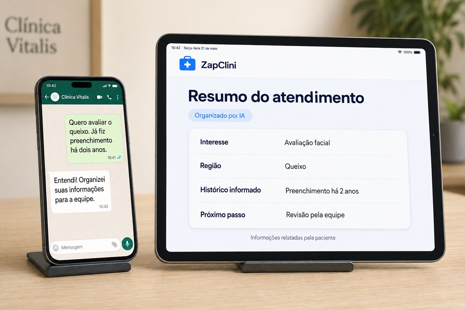 Conversa no WhatsApp ao lado de um tablet com resumo organizado por IA: interesse, região, histórico informado e revisão pela equipe